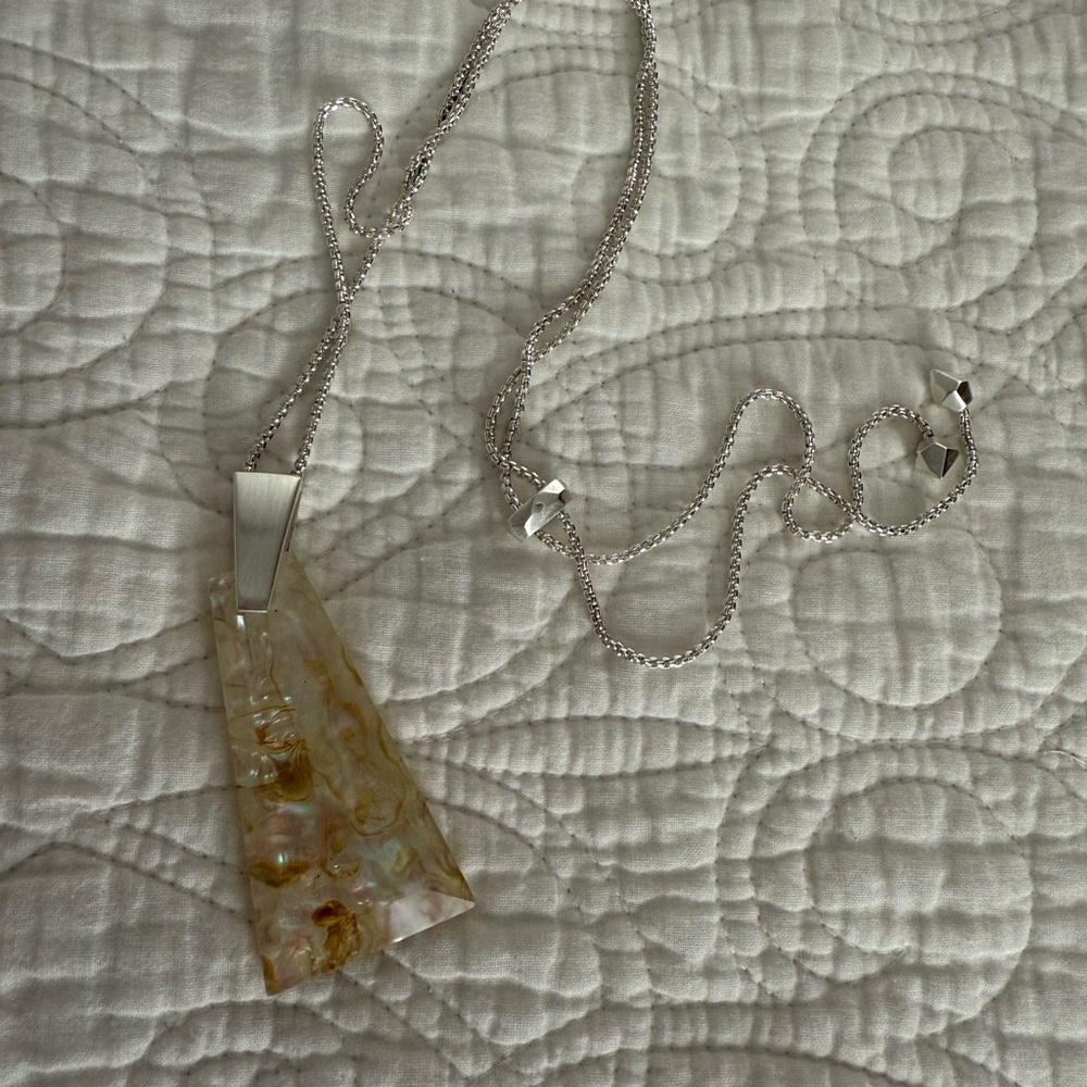Kendra Scott necklace